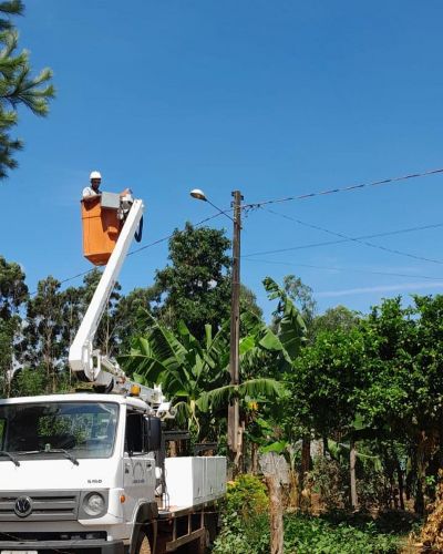  Prefeitura de Cândido de Abreu realiza manutenção e instala braços de iluminação pública no Rio do Tigre