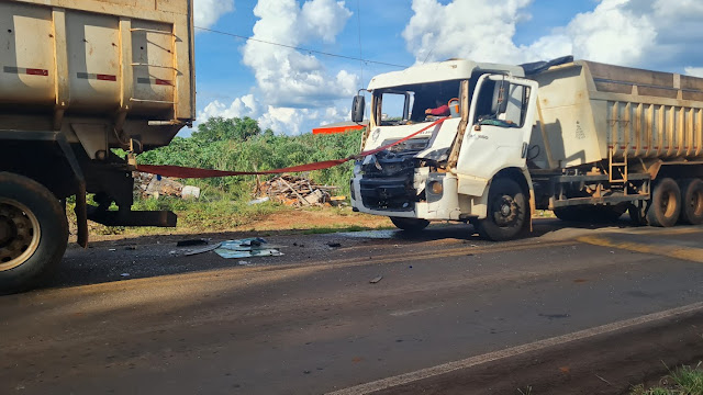  Colisão traseira entre dois caminhões deixa condutor ferido em Borrazópolis