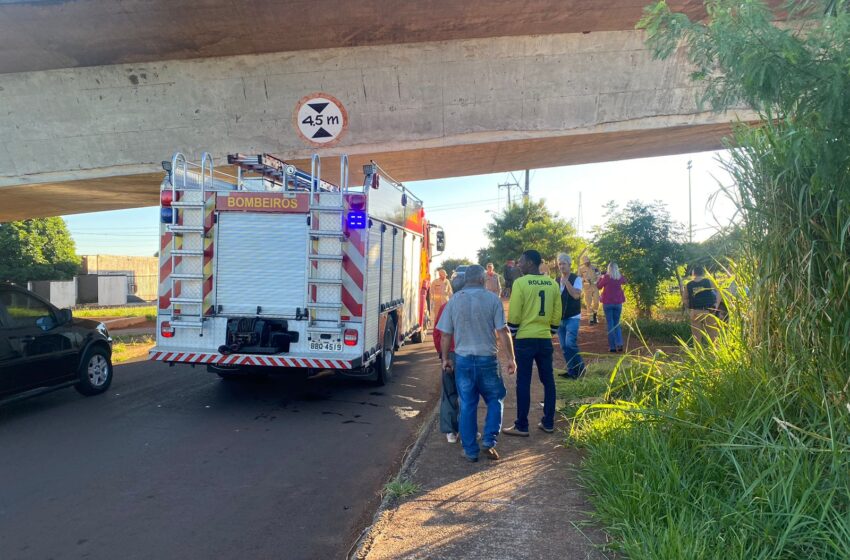  Bombeiros socorrem homem que caiu de pontilhão em Apucarana
