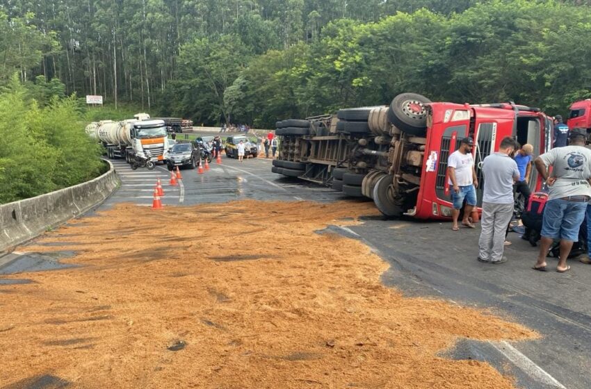  Motorista fica ferido após tombar caminhão carregado com cerveja em Mauá da Serra