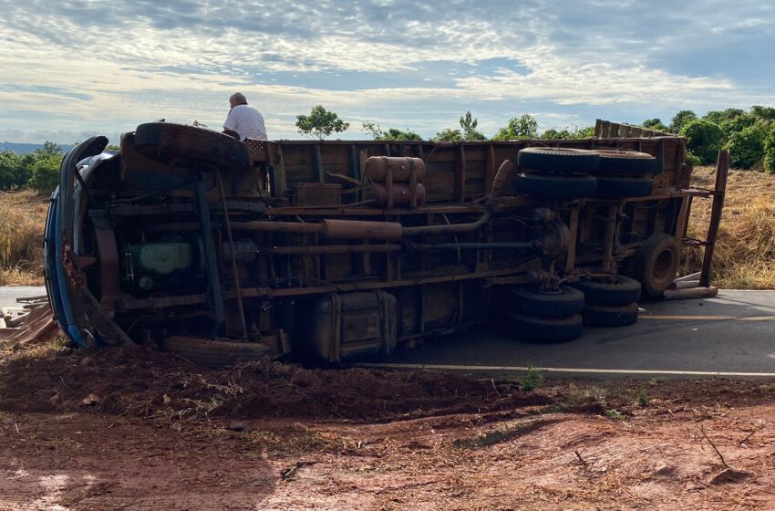  Caminhão tomba na região do Pirapó em Apucarana