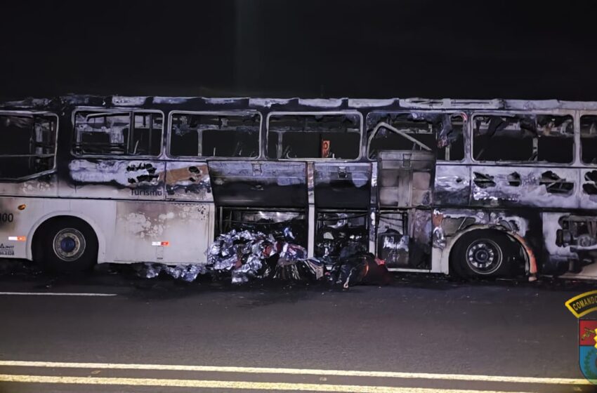  Susto: ônibus fica destruído após pegar fogo na PR-444
