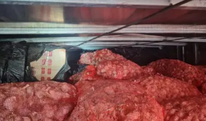  Carregamento de alho escondia carga de cigarros contrabandeada do Paraguai