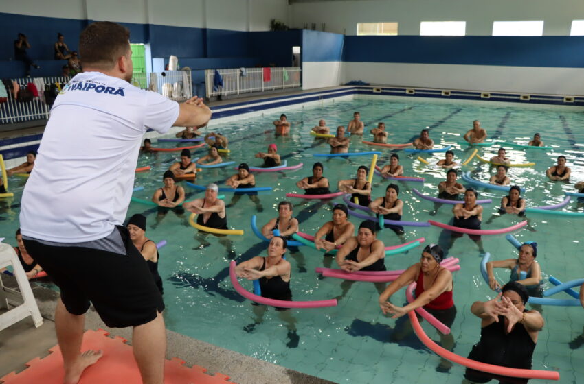  Idosos fazem aulas gratuitas de hidroginástica na piscina aquecida do Centro da Juventude de Ivaiporã