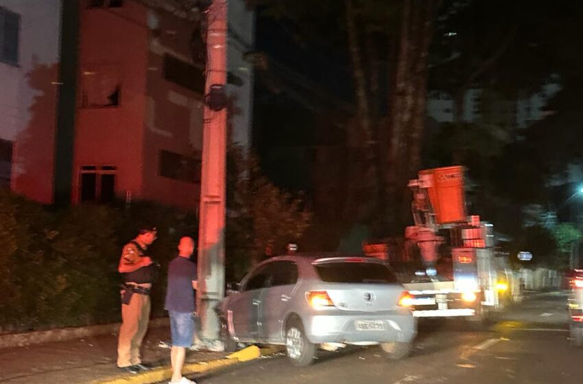  Carro bate contra poste em Apucarana