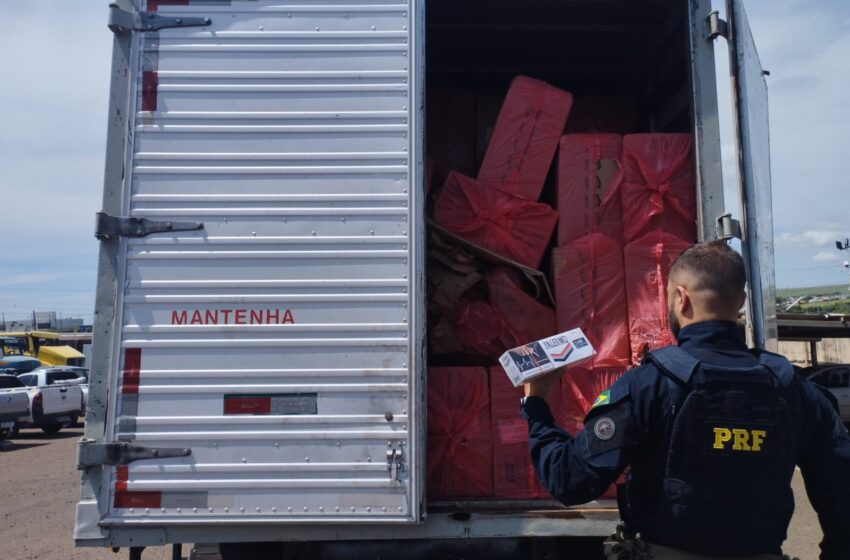  PRF apreende caminhão carregado com cigarros em Mauá da Serra