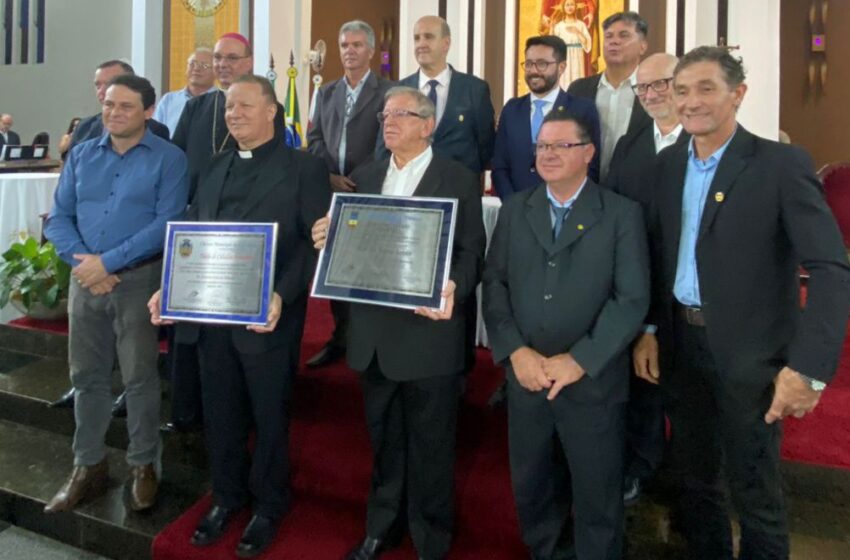  Câmara entrega Títulos de Cidadão Honorário a padres do Santuário São José