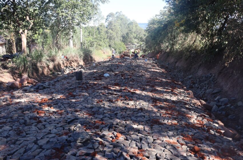  Prefeitura de Cândido de Abreu inicia pavimentação poliédrica da Vila Rural do Lajeado a cidade