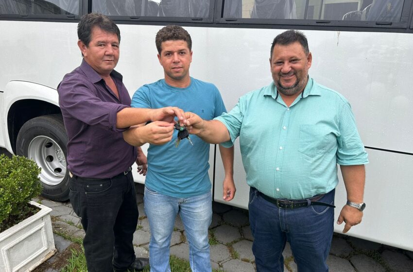  Prefeito Pedro Taborda fez entrega oficial de ônibus a universitários