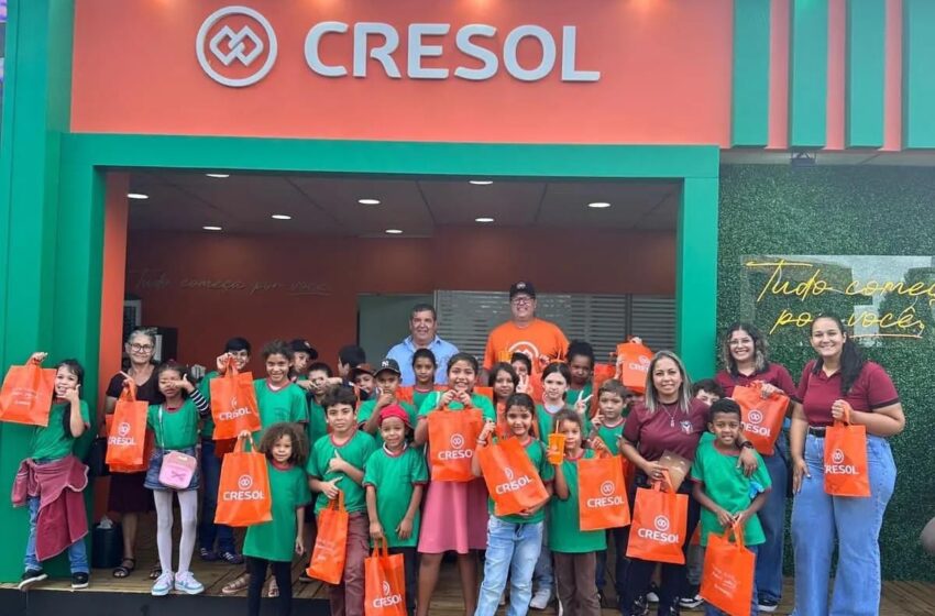  Cresol recebe crianças de Grandes Rios em estande durante a ExpoLondrina 2024