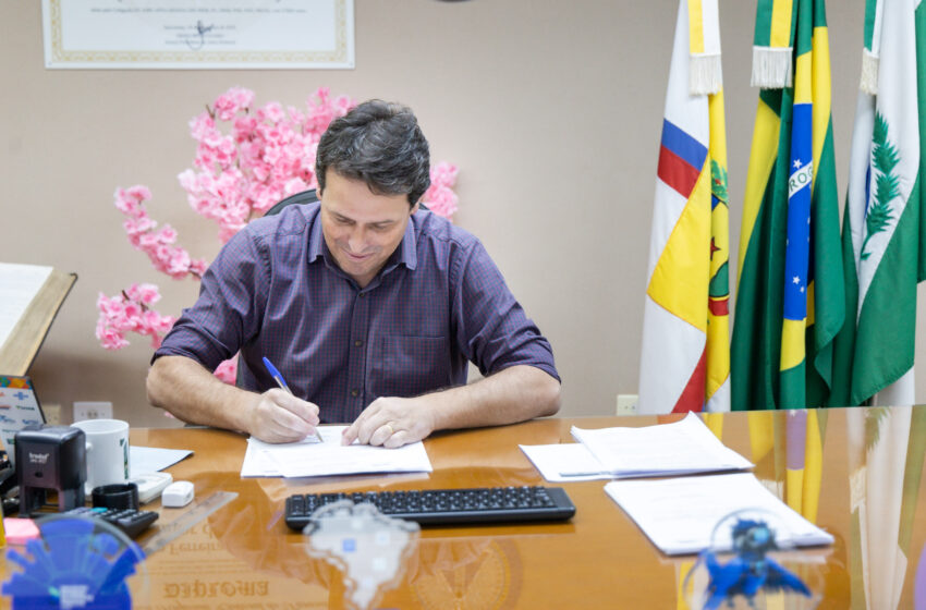  Prefeitura entrega escrituras definitivas de terrenos para três empresas de Apucarana