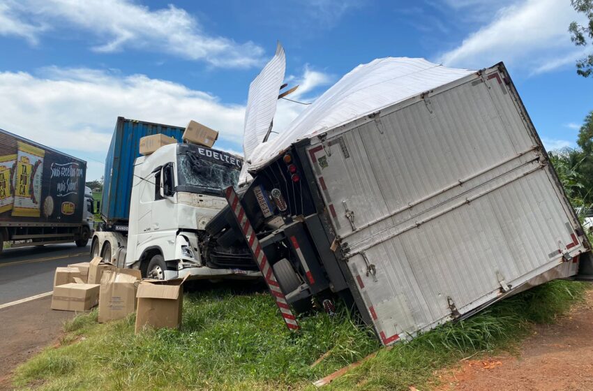  Batida entre caminhões congestiona trânsito na BR-376 em Apucarana