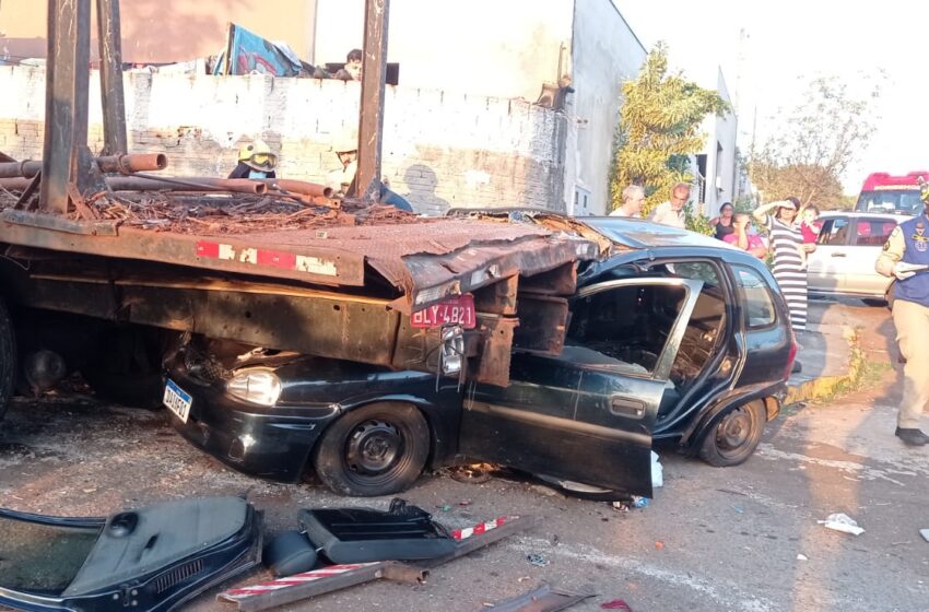  Carro bate em caminhão em bairro de Apucarana