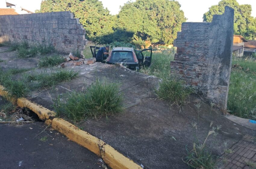  Carro bate contra muro e mulheres ficam feridas em Apucarana