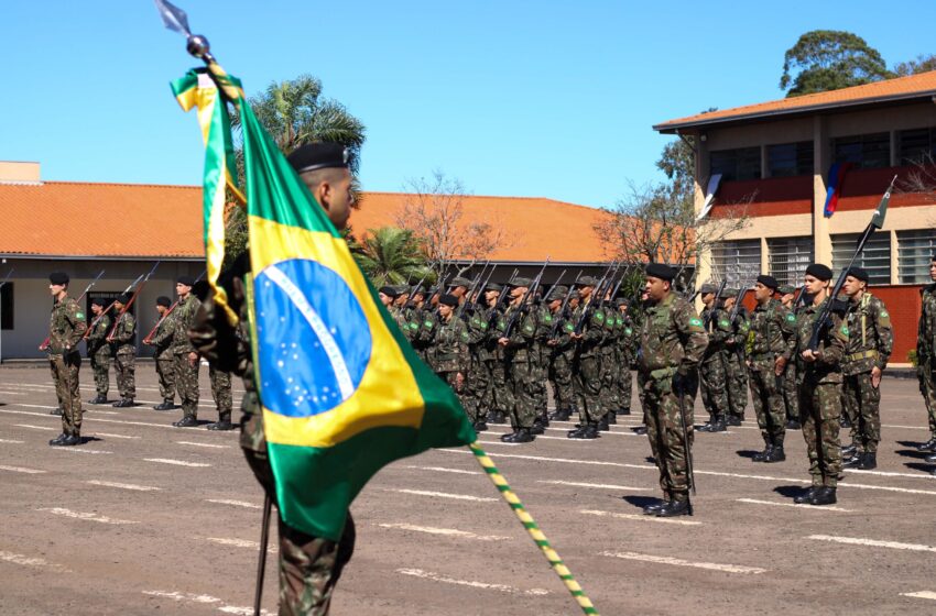  Prefeito Toledo participa de solenidade de aniversário do Exército Brasileiro
