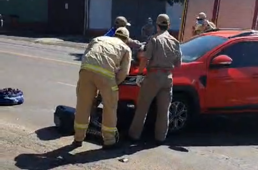  Após batida em Apucarana, motociclista é arremessado e para em cima de capô