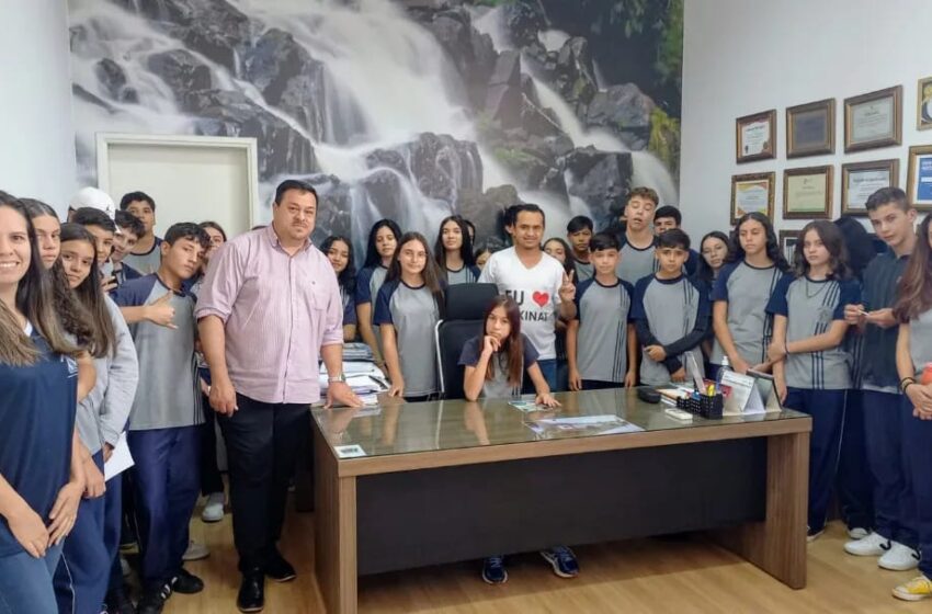  Alunos da Escola Estadual Professor Augusto Bahls visitam prefeitura de Faxinal