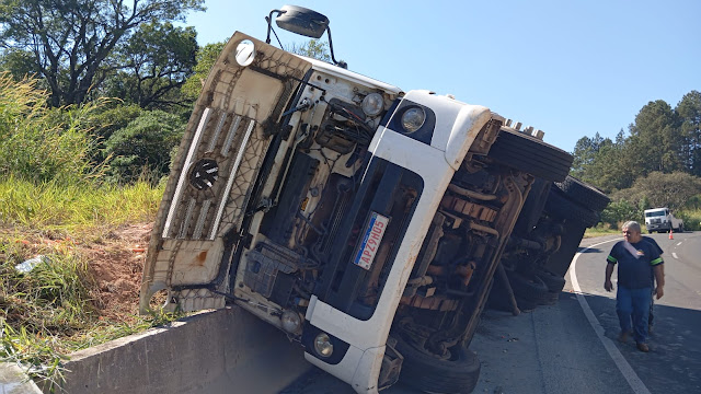  Caminhão tomba na BR-376 e causa transtornos no trânsito entre Mauá e Ortigueira