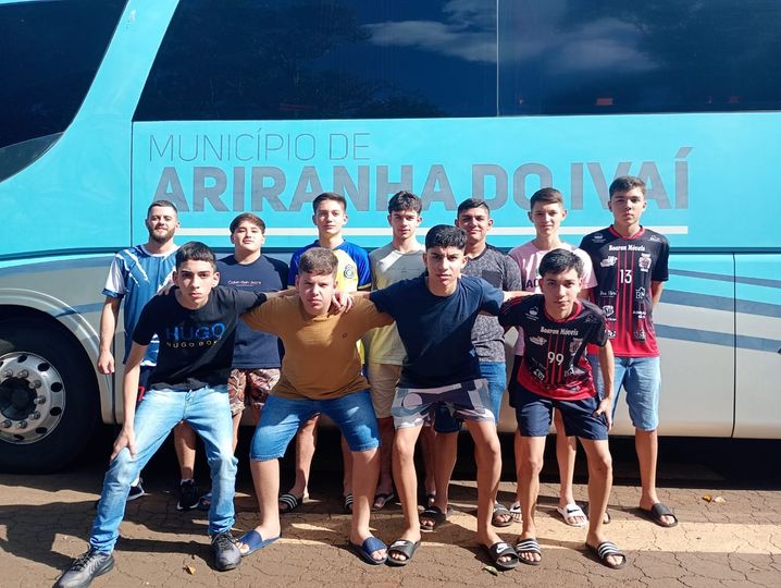  Equipe de futsal Sub-17 de Ariranha do Ivaí parte rumo aos Jogos da Juventude em Marumbí