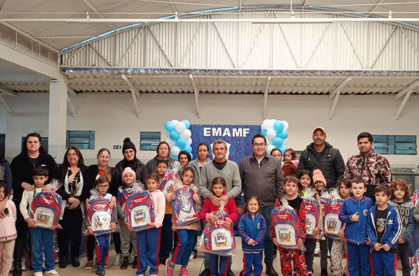  Alunos da rede municipal de Educação de Marilândia do Sul recebem uniforme escolar e mochila