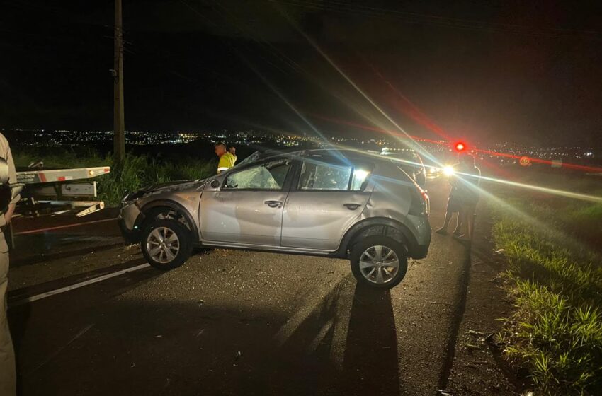  Motorista desvia de cavalo e capota carro em Apucarana