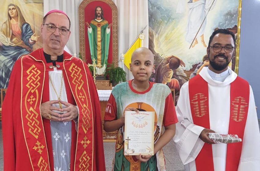  Fé: Bispo da Diocese de Apucarana realiza Crisma de garoto em tratamento