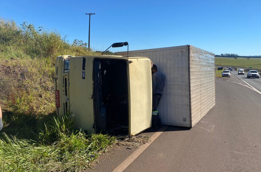  Caminhão baú tomba na BR-376 em Apucarana