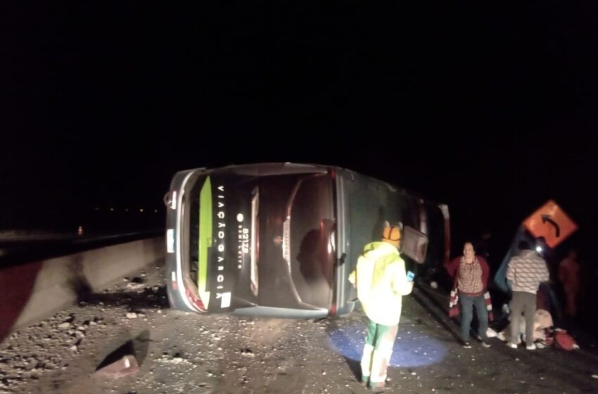  Ônibus tomba entre Ortigueira e Mauá da Serra