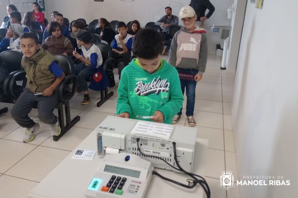  Estudantes da Escola Escola Alberto Stipp visitaram o fórum eleitoral de Manoel Ribas