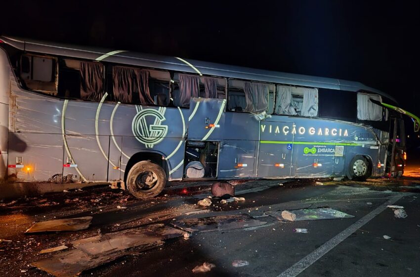  Ônibus da Garcia tomba na BR-376 entre Mauá da Serra  e Ortigueira