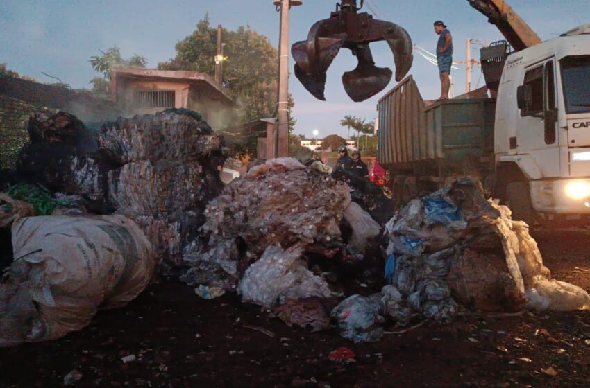  Barracão de recicláveis pega fogo em Jandaia do Sul; veja fotos