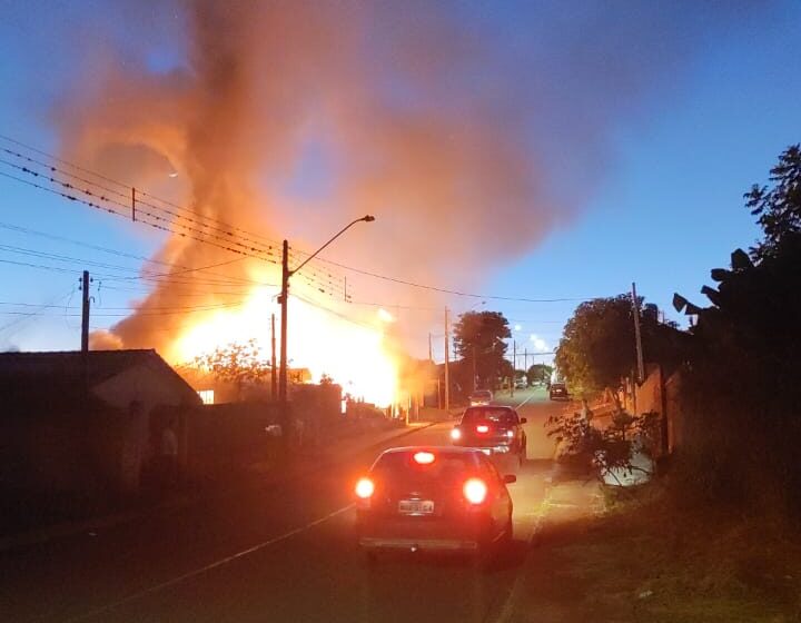  Casa pega fogo em Marilândia do Sul