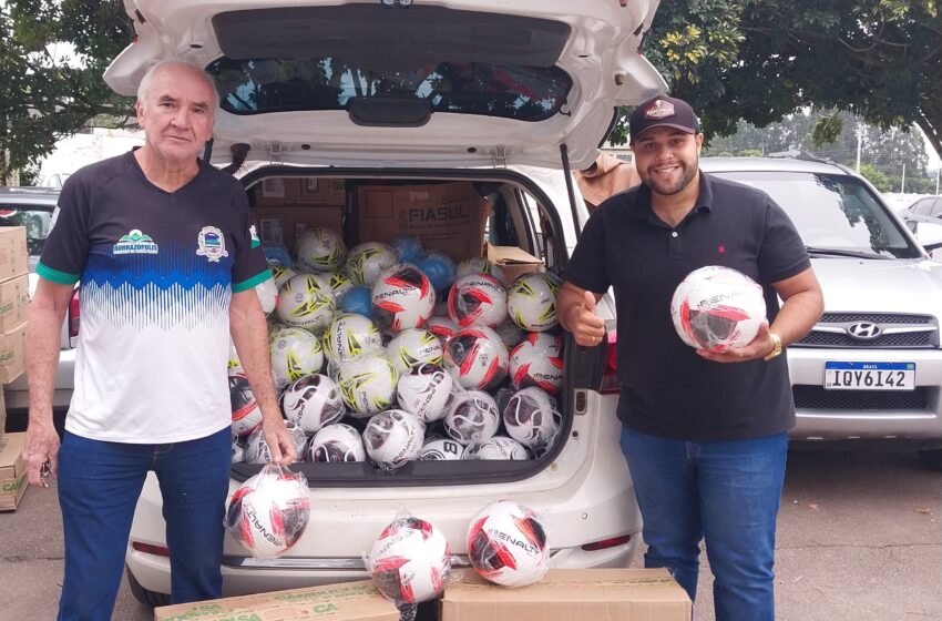  Entrega de Kits de materiais esportivos através do Deputado do Carmo para Borrazopolis