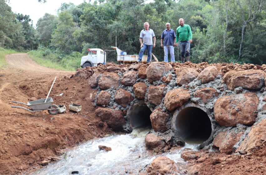  Prefeitura de Cândido de Abreu substitui ponte de madeira por bueiro de concreto