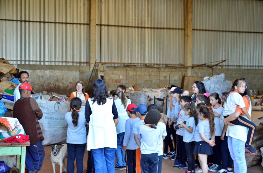  Alunos de Faxinal visitam aterro sanitário e aprendem como funciona a reciclagem