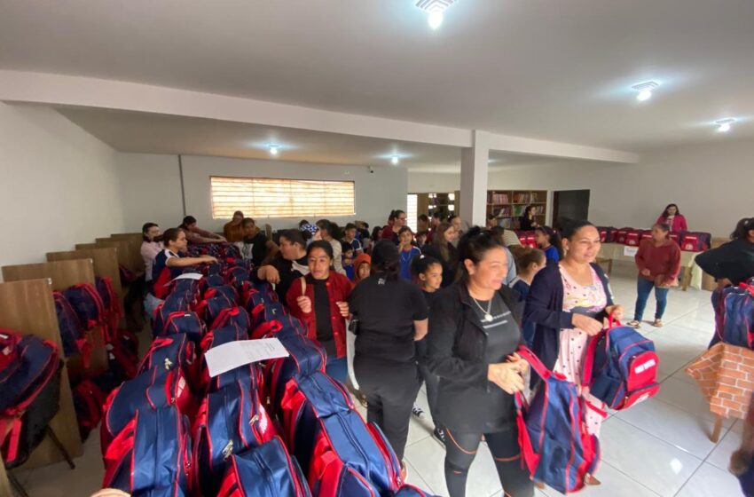  Prefeitura de Godoy Moreira entrega kit uniformes completo aos alunos: Valorizando a Educação e a Identidade Escolar