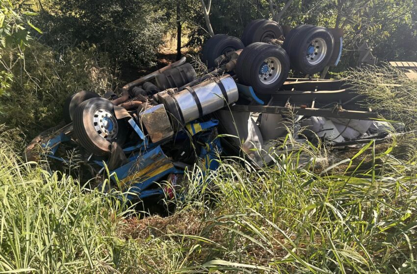  Caminhoneiro fica ferido após acidente na ‘descida do Sabino’ em Novo Itacolomi