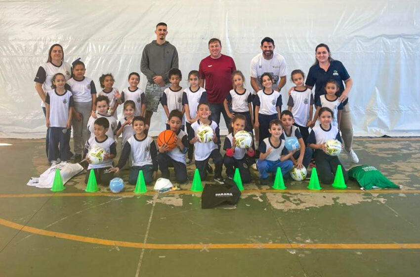  Prefeitura de Cambira entrega kits esportivos para escolas e times do município