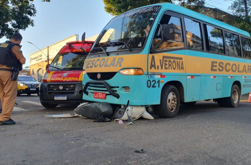  Motociclista fica ferida após ser atingida por micro-ônibus em Apucarana