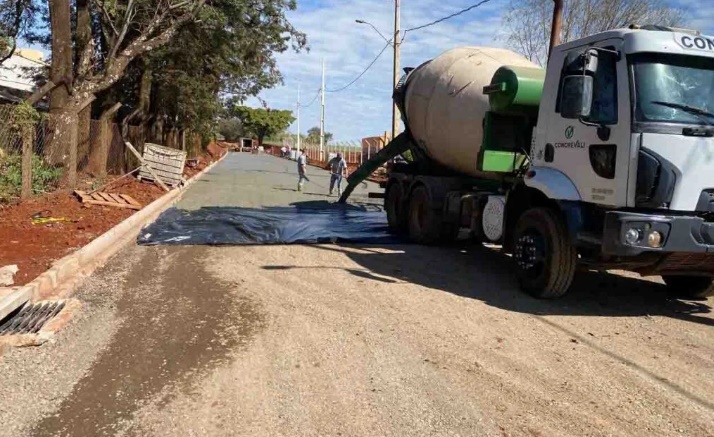  Jardim Alegre inova com pavimentação de rua com concreto