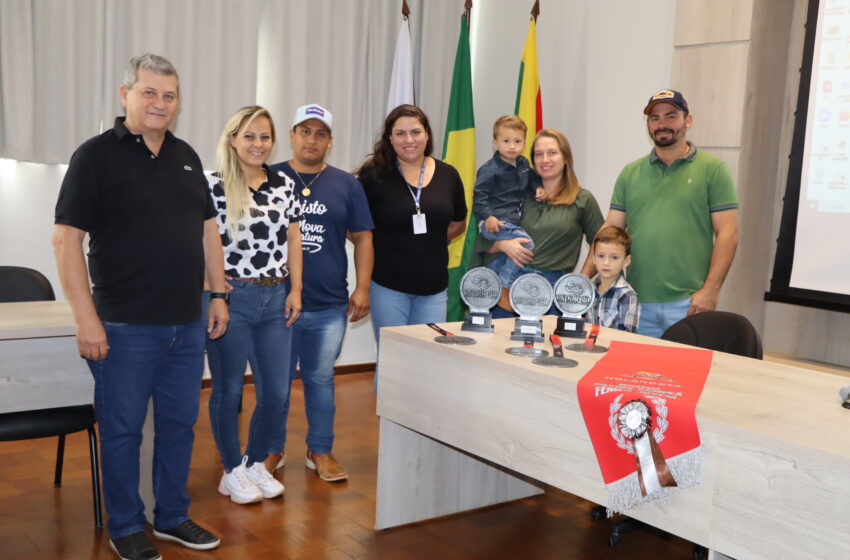  Prefeito de Ivaiporã recebe produtores de leite campeões da 50ª Expoingá