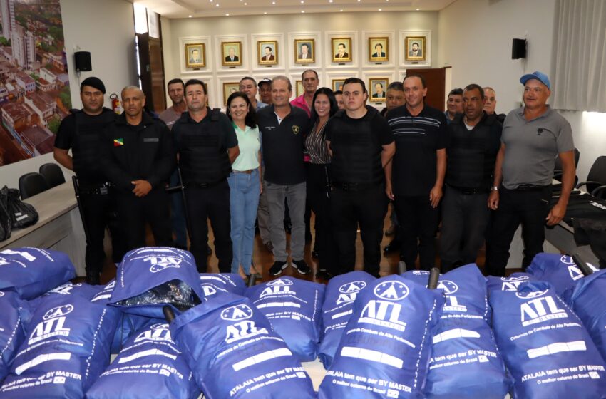  Vigias municipais recebem uniforme da Prefeitura de Ivaiporã e serão treinados pela Polícia Militar