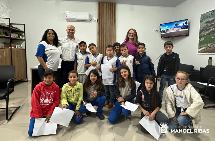  Prefeito de Manoel Ribas recebe alunos da Escola Municipal Alberto Stipp em Projeto de História sobre Administração Pública