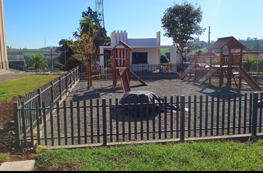  Prefeitura de Marilândia do Sul inicia instalação do playground na Praça da Igreja Matriz