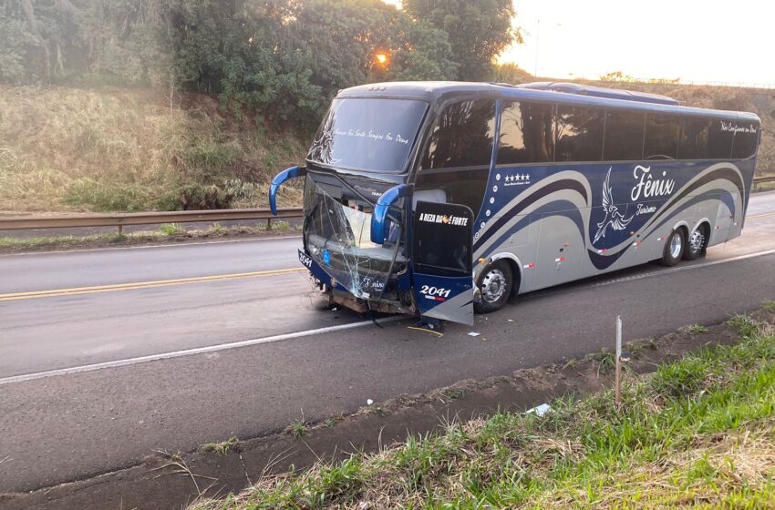  Ônibus que seguia para evento religioso se envolve em acidente em Apucarana