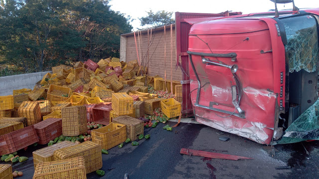  Caminhão com caixas de tomates tomba entre Mauá da Serra e Ortigueira