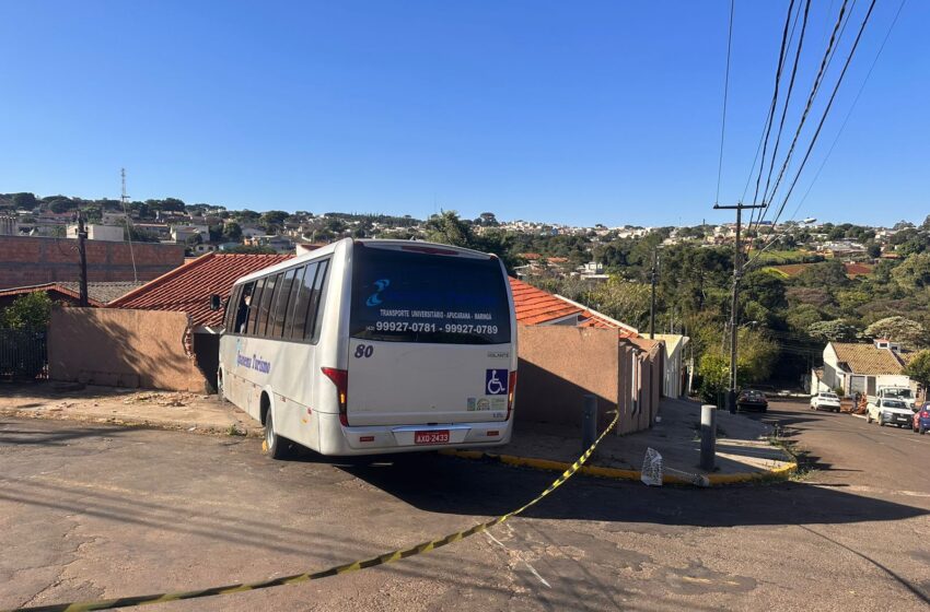  Micro-ônibus atinge casa e duas pessoas ficam feridas em Apucarana; veja