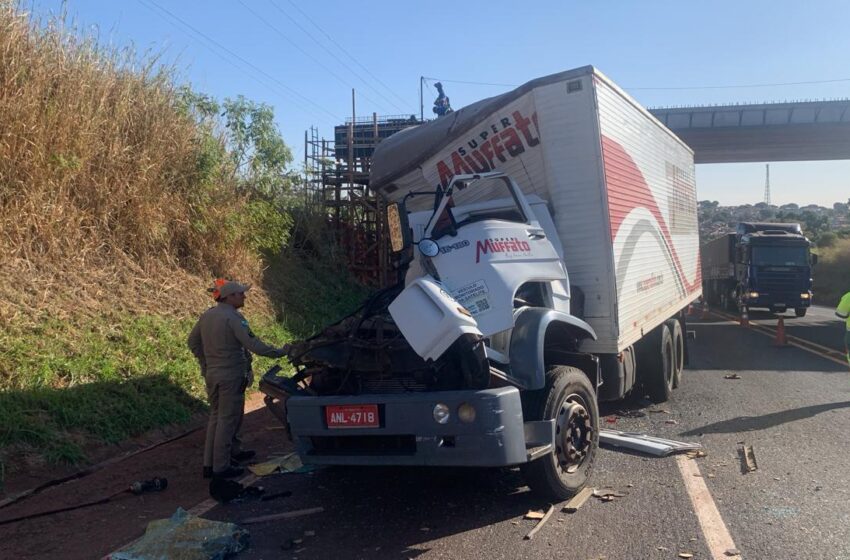  Colisão traseira entre caminhões é registrada na PR-444