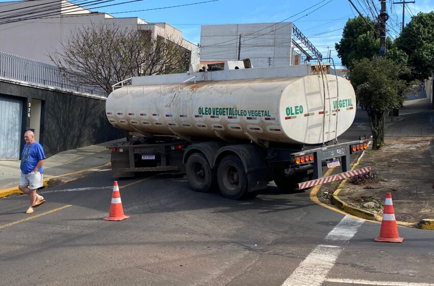  Carreta interdita rua de Apucarana; entenda