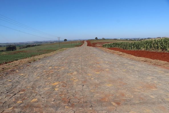  Jardim Alegre realiza pavimentação em pedras irregulares na estrada da Vila Rural